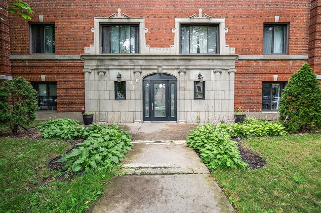 Building Photo - 7 Av Roosevelt Ave