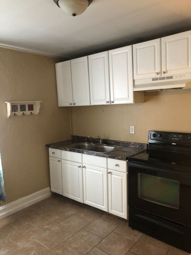 Building Photo - One Bedroom Downtown