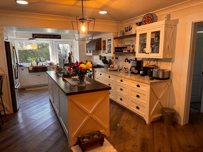 Foto del edificio - 11841 Montecito Rd