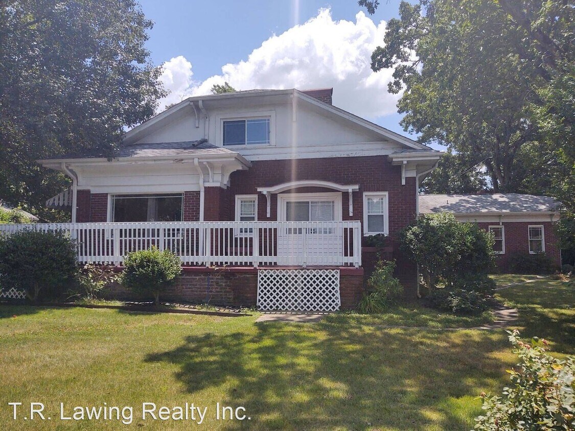 3 br, 2.5 bath House 618 East Marion Street House Rental in Shelby