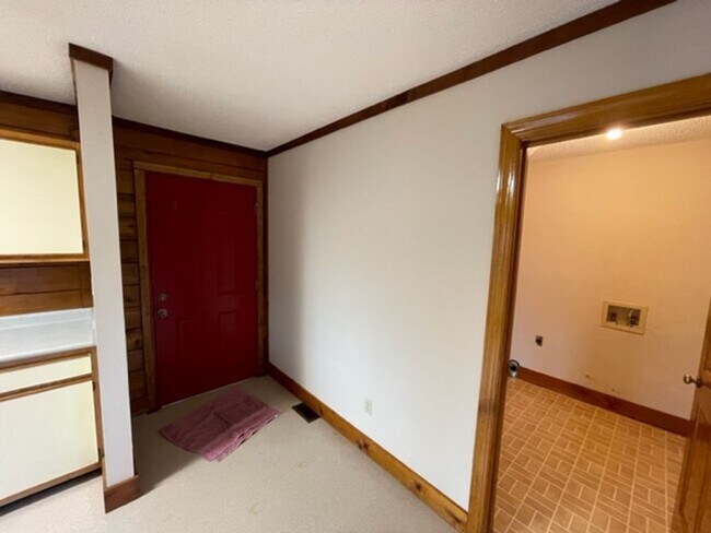 Building Photo - Log Cabin!