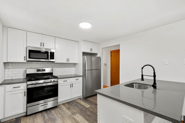 Building Photo - AVAILABLE AUGUST 1ST!! DON'T MISS TIS GORGEOUS 3 BEDROOM IN PENN HILLS!