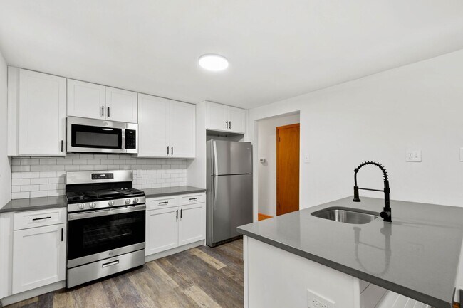 Foto del edificio - AVAILABLE AUGUST 1ST!! DON'T MISS TIS GORGEOUS 3 BEDROOM IN PENN HILLS!
