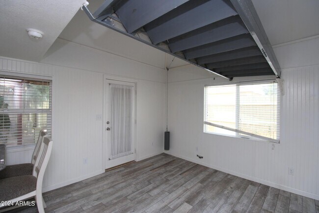 Building Photo - 149 W Butte Ave