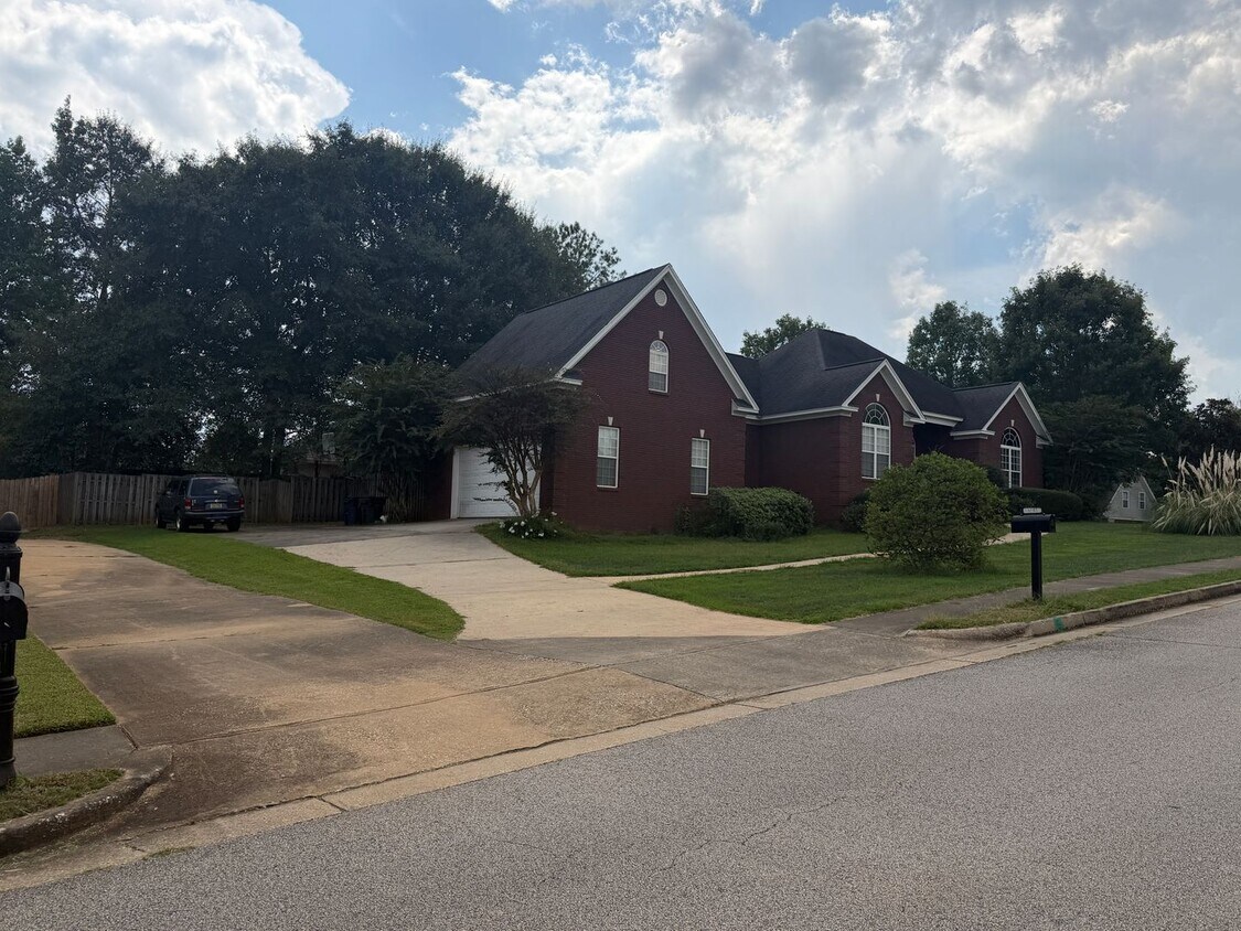 Building Photo - 1841 Piedmont Dr.