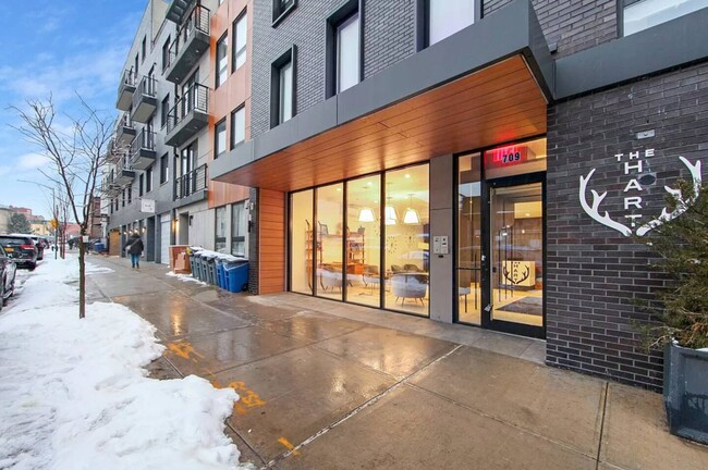 Building Photo - 709 Hart St