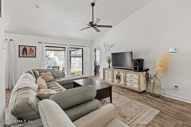 Foto del edificio - 9709 Fawn Brook Cir N