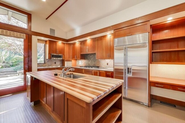 Foto del edificio - 28 Meadow Rd