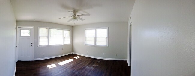 Foto del edificio - Lake Front Adorable Home!