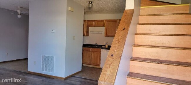 Building Photo - 2 br, 1.5 bath Townhome - 4900 Andrew Jack...