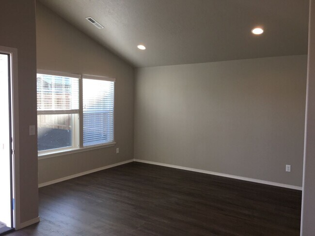 Building Photo - 3 Bedroom / 2 Bathroom Home in NE Redmond