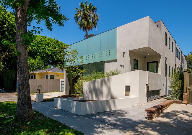 Building Photo - 732 Huntley Dr
