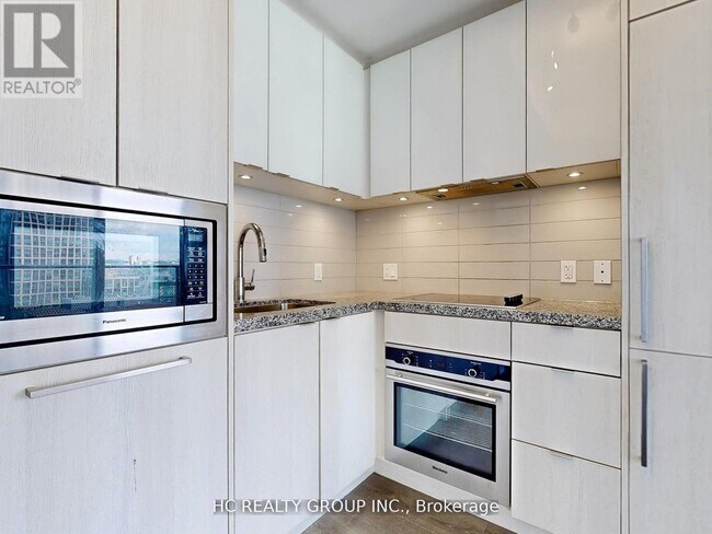 Building Photo - 115-2115 Blue Jays Way