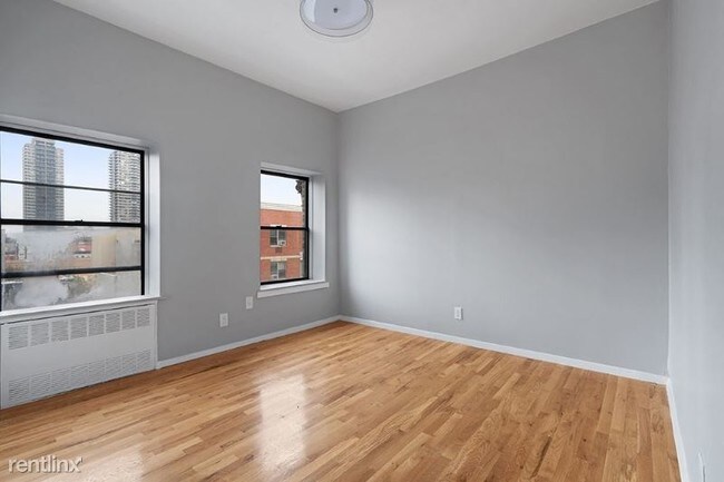 Foto del edificio - 3 br, 1 bath Apartment - 210 East 118 Street