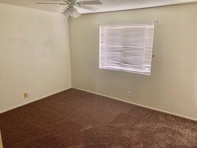 Building Photo - 3 Bedroom 2 Bath Home