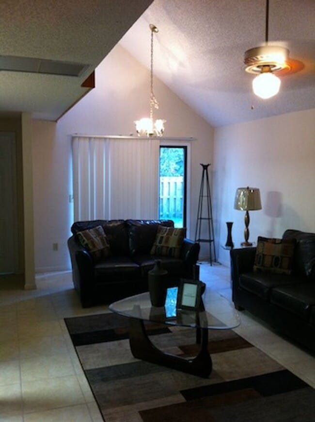 Foto del edificio - Charming 3-Bed, 2-Bath Home in a Prime Location! Move in Specials:$100 off your first month's ren...