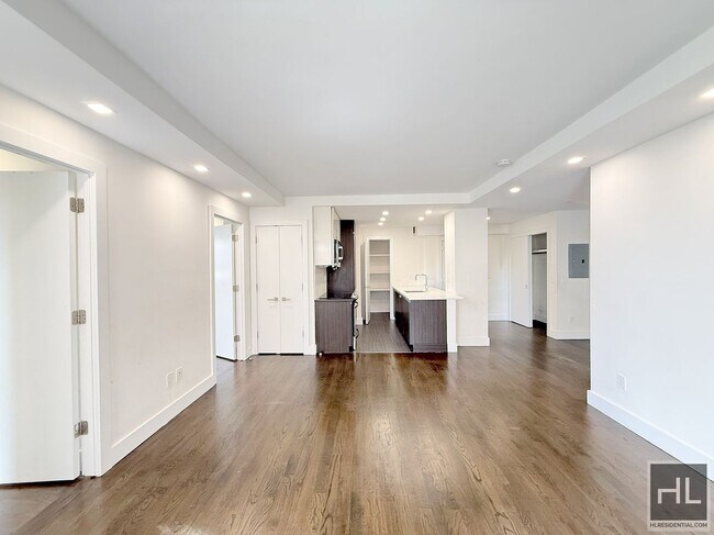 Foto del edificio - NO fee 3 bed 2 bath with Laundry in unit.