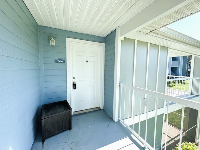 Building Photo - 2608 Grassy Point Dr