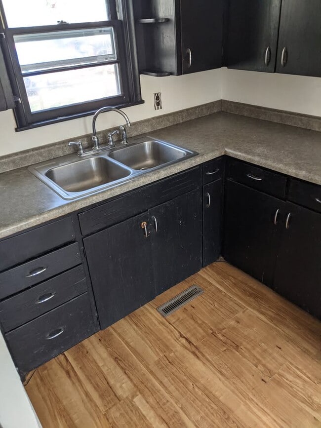 Foto del edificio - 512 1st Ave NE