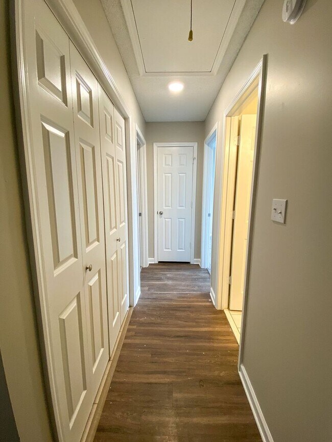 Building Photo - 3 bed, 2 bath in Cordova with new ss appli...