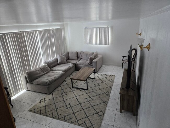 Building Photo - 7014 N Kilbourn Ave