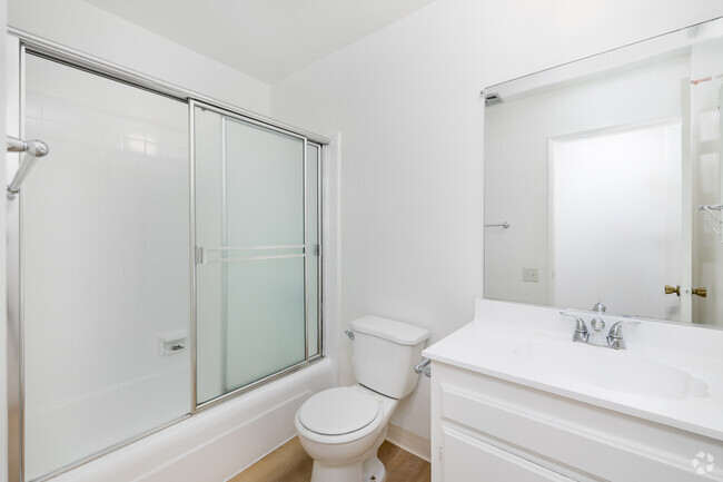 2BD, 2BA - 1,200SF - Second Bathroom - 11810 Mayfield Ave