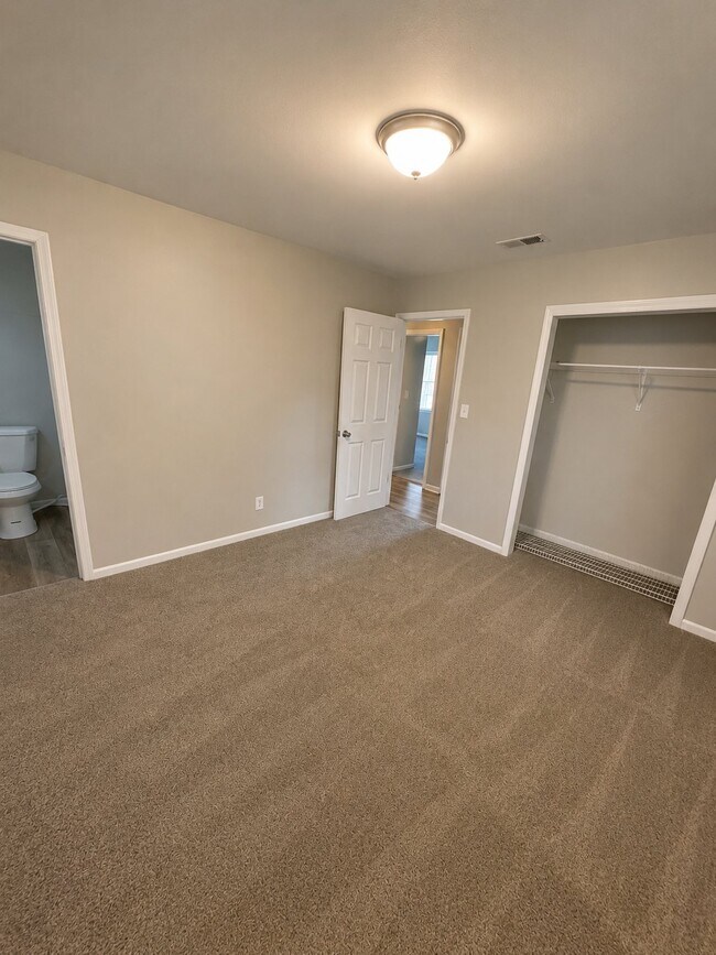 Building Photo - 307 Christopher Cir