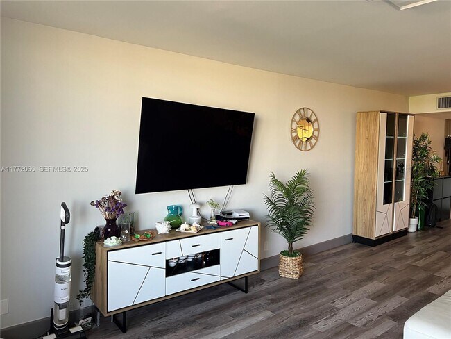 Foto del edificio - 600 Three Islands Boulevard