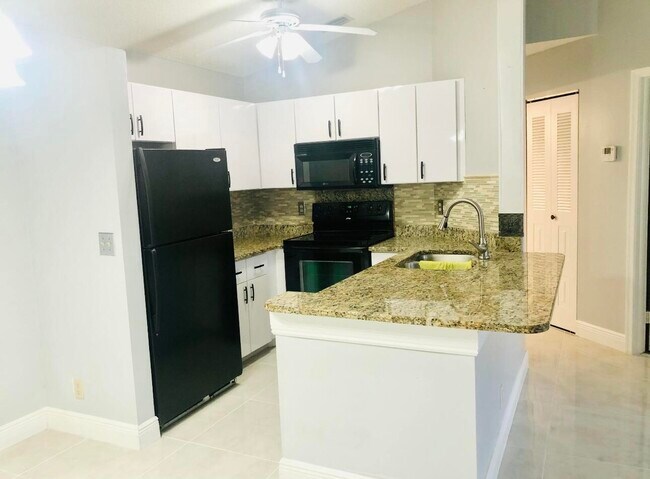 Foto del edificio - 4695 Lucerne Lakes Blvd E