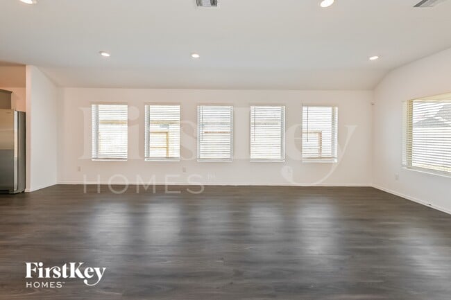 Building Photo - 7514 Oakmont Ave