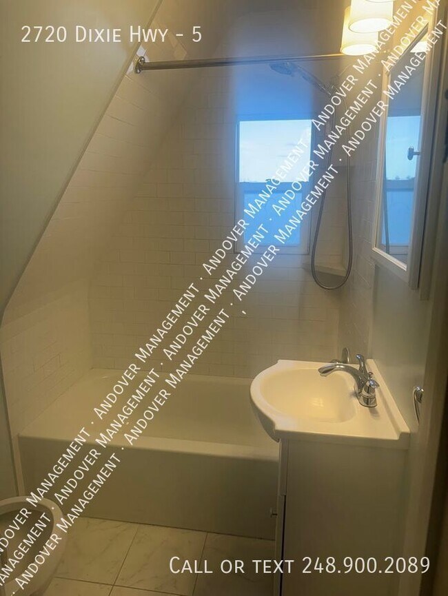 Building Photo - Silver Lake - 2 bed lake view apartment