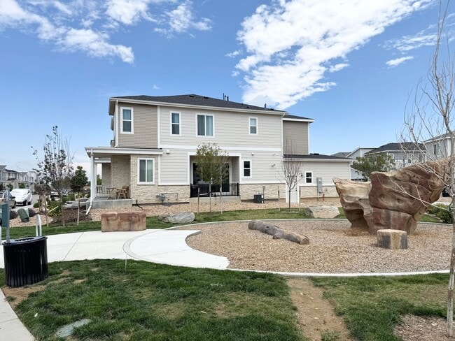 Building Photo - Modern 3BR Townhouse in Aurora