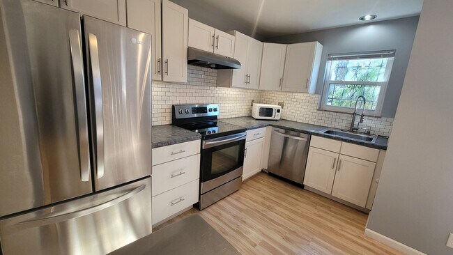 Building Photo - Knoxville 37909 - AVAILABLE February 10th!...