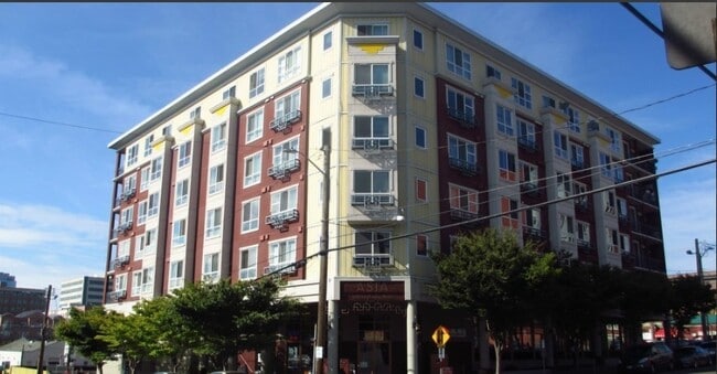 Building Photo - 668 S Lane St