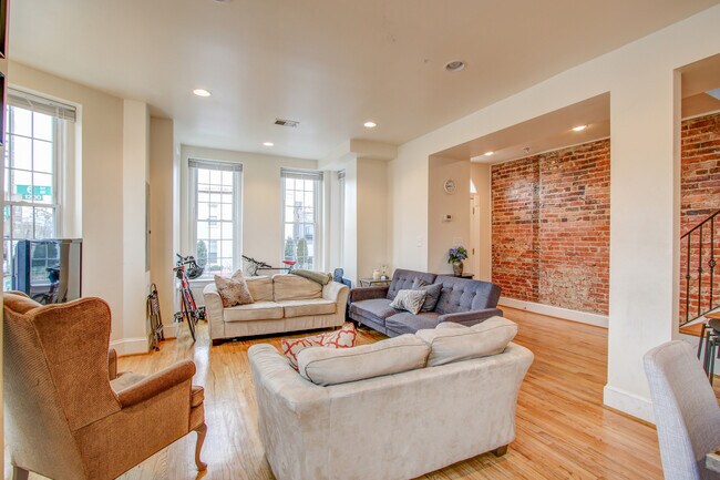 Building Photo - 1201 6th St NE