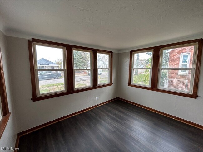 Foto del edificio - 6715 Theota Ave