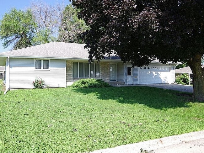 Building Photo - 1013 Maple Dr