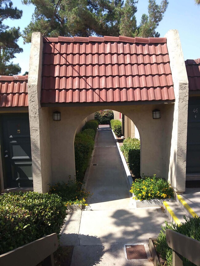 Pasarela de transición entre edificios en Teton Pines Apartments en Escondido, California. - Teton Pines Apartments