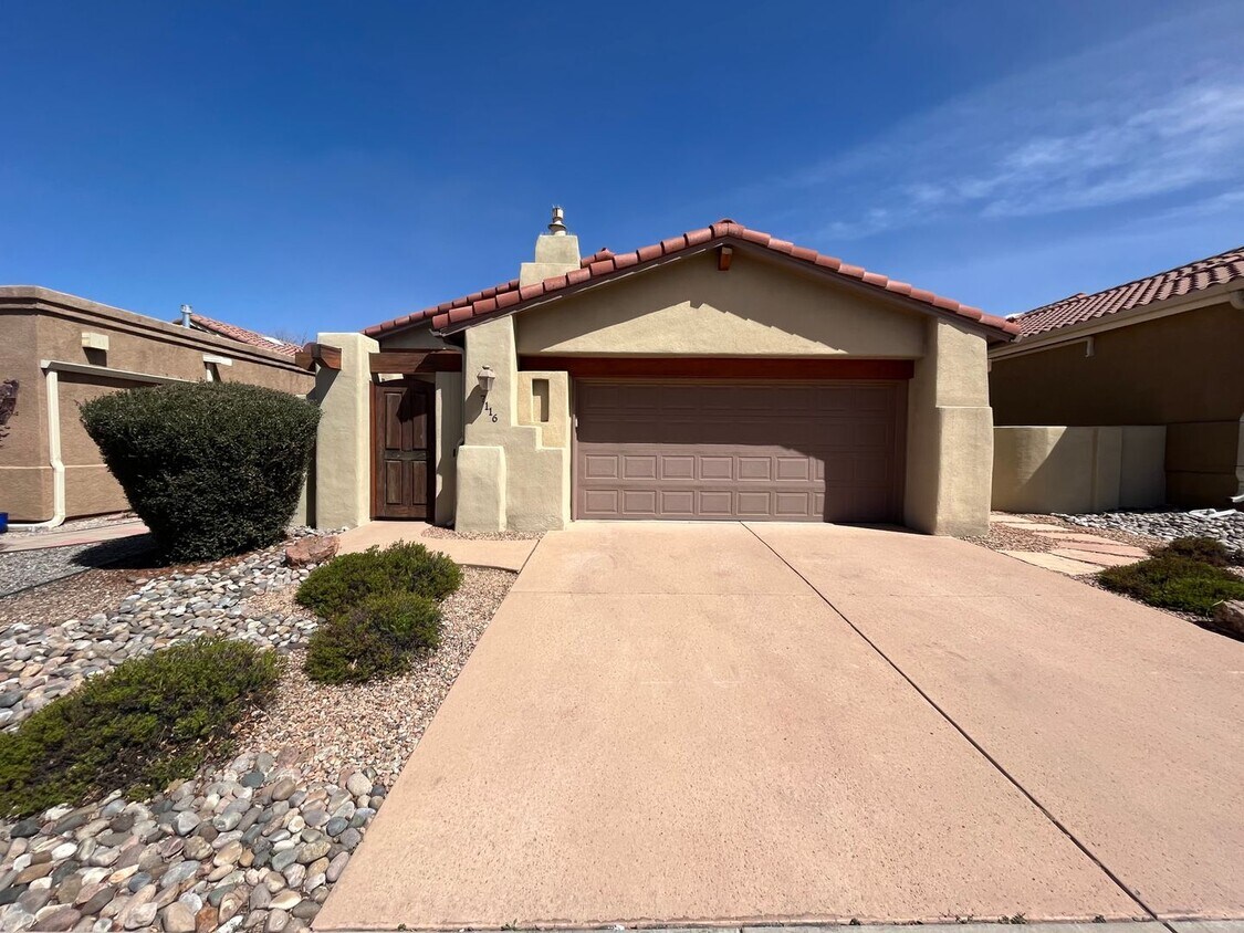 Foto principal - Grand 3 Bedroom 2 Bathroom Home Located In...
