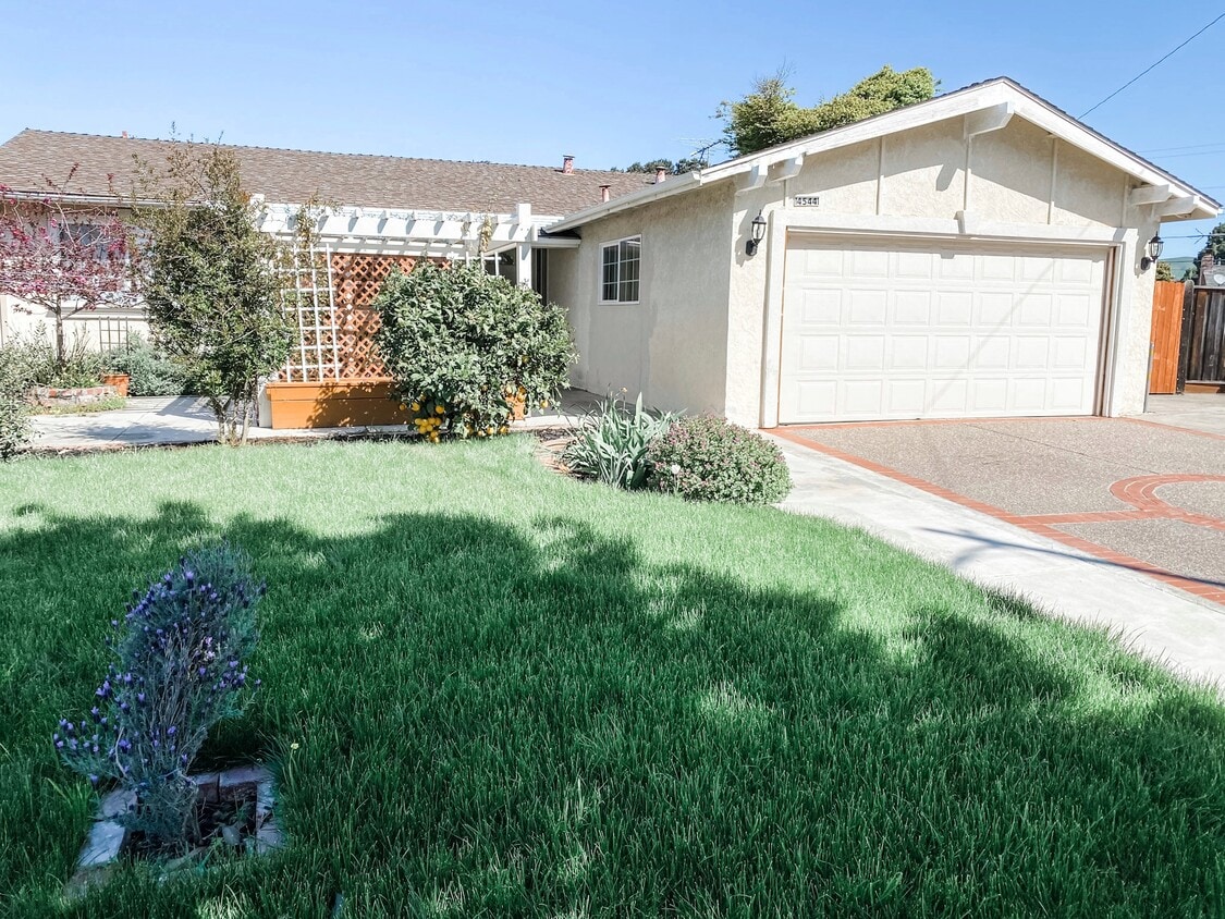 Front - 4544 Santa Cruz Ct