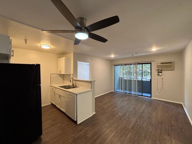 Interior Photo - 700 S. Berendo Ave