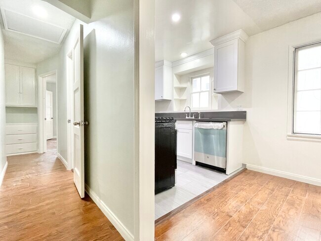 Foto del edificio - 10536 Eastborne Ave