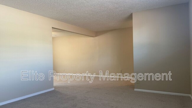 Foto del edificio - 8 Alan Shepard Rd