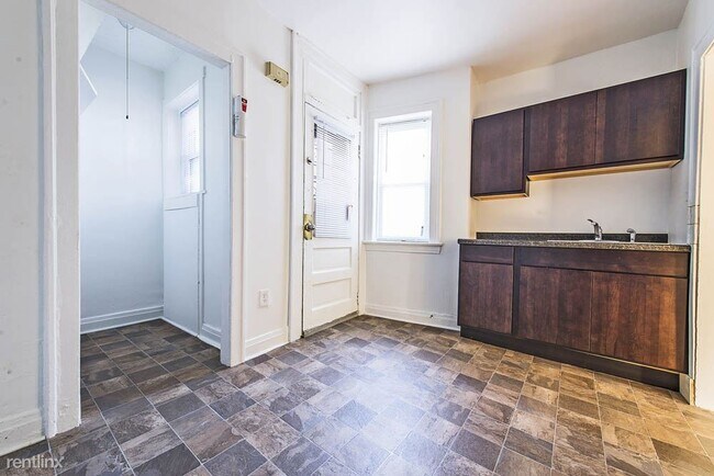 Building Photo - 2 br, 1 bath Apartment - 102 S 17th Ave