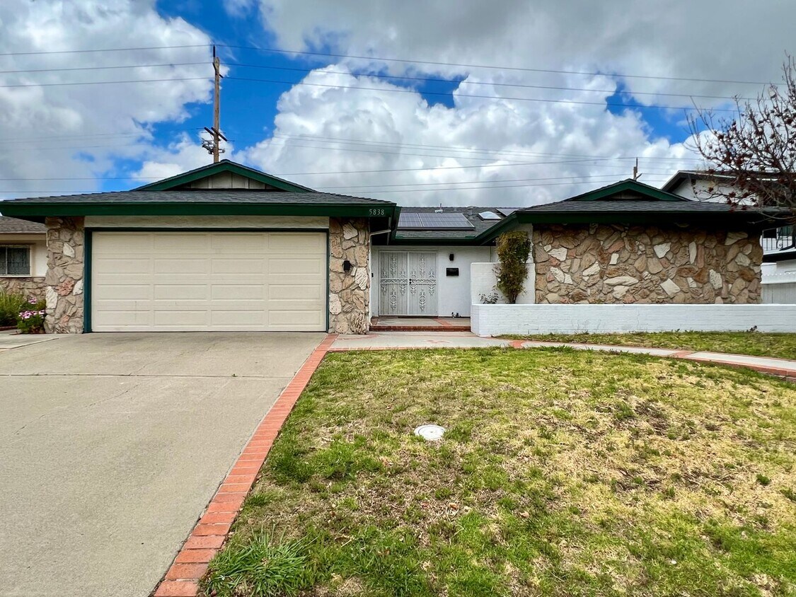 Foto principal - Beautiful 4Bd/2Ba With Over 2,000 Square F...