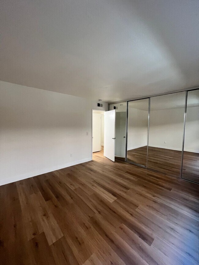 Foto del edificio - 6600 Warner Ave