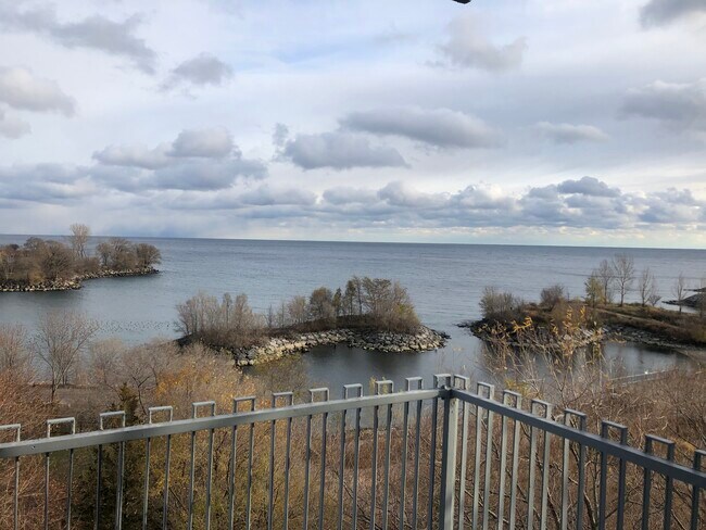 Photo du bâtiment - Waterfront 2 Bedroom Beautifully Renovated Unit