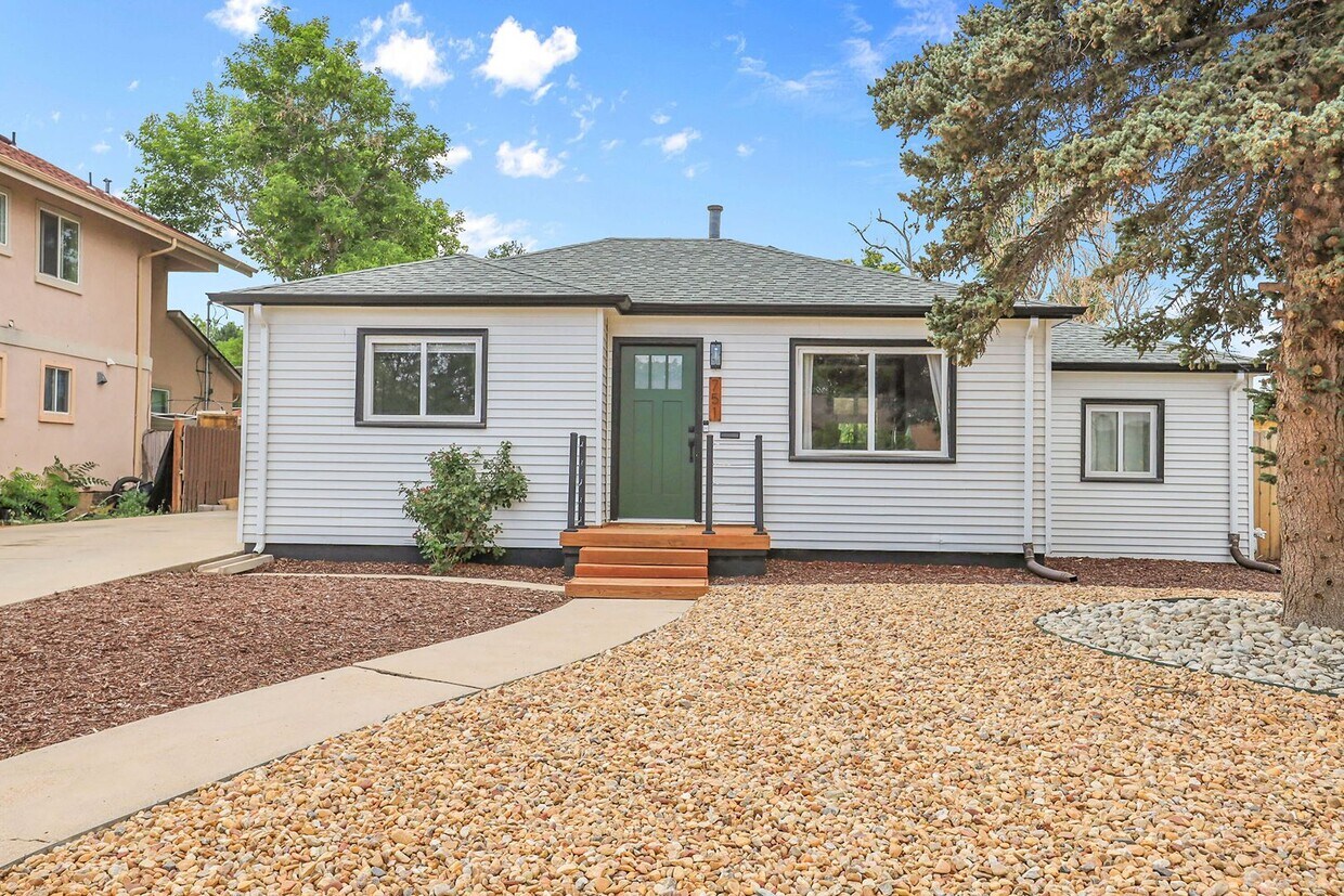Foto principal - Modern and cozy 3 bedroom, 2 bath home