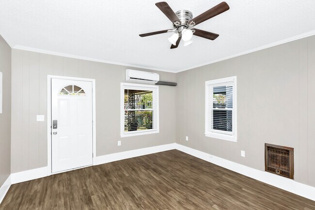 Foto del edificio - 512 Oshaughnessy Ave NE