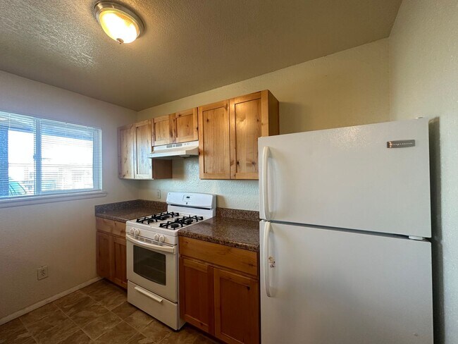 Building Photo - 2 Bedroom 1 Bathroom Apartment available f...